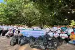 Foto-bersama-karyawan-karyawati-PLN-UP3-Sumba-dan-kantong-kantong-sampah.jpg