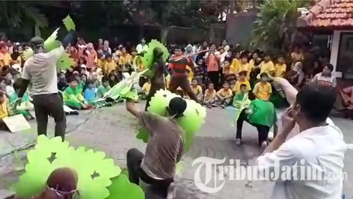 Peringati Hari Air Dunia, SD SAIM Ajarkan Muridnya Siram Tanaman Dengan Air Bekas Wudhu