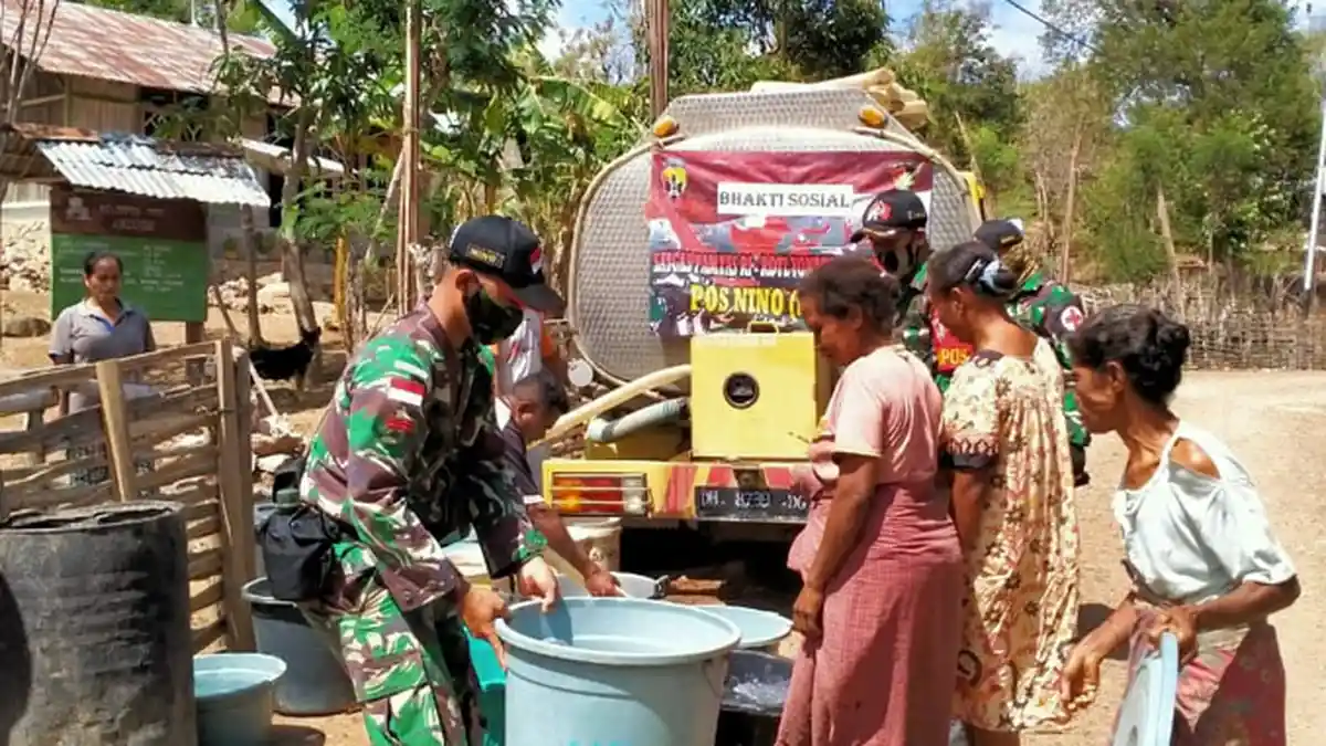 Warga Bikomi Nilulat, Menjerit Krisis Air, Satgas Yonarmed 3/105 Tarik Turun Tangan