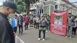 Aksi-PC-PMII-Tuban-membawa-raport-merah-untuk-Bupati-Tuban.jpg