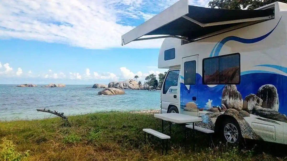 Sensasi Piknik Unik, Menikmati Keindahan Sunset Belitung dari dalam Karavan Mini