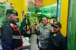 Gelar Razia, Petugas Amankan Puluhan Botol Miras dari Kios Jamu di Kawasan Puncak Bogor