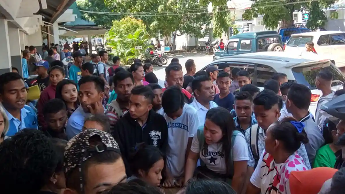 Calon Siswa dan Orangtua Membludak di SMKN 2 Kota Kupang