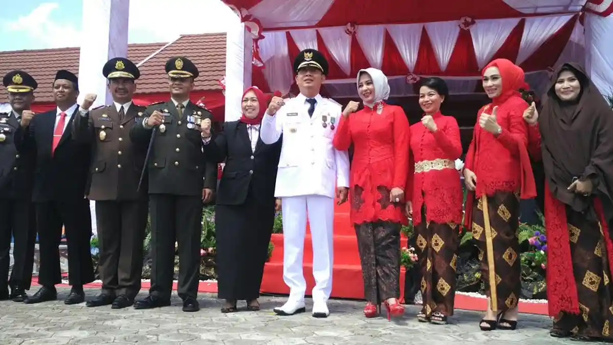 Begini Tampilan Istri Bupati Sidrap saat Upacara, Sederhana Namun tetap Cantik - fatmawati-rusdi_20160817_180731.jpg