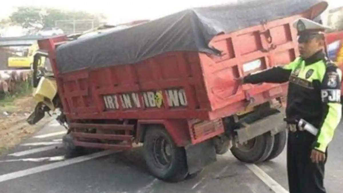 Truk Muat Pasir Hantam Beton Pembatas Tol Waru Sidoarjo, Nasib Sopirnya