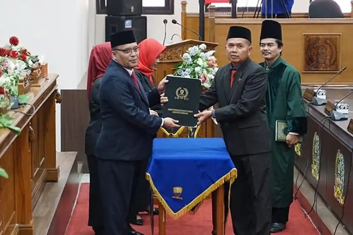 Asep Yudi PAW Almarhum Dede Suwarman di DPRD Sumedang, Pelantikan Diwarnai Bacaan Alfatihah