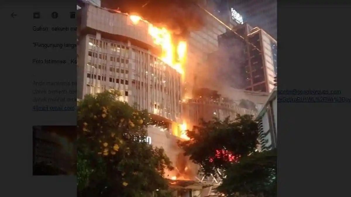 VIDEO DETIK-DETIK Tunjungan Plaza Kebakaran, Kobaran Api Melahap Gedung Bertuliskan SOGO