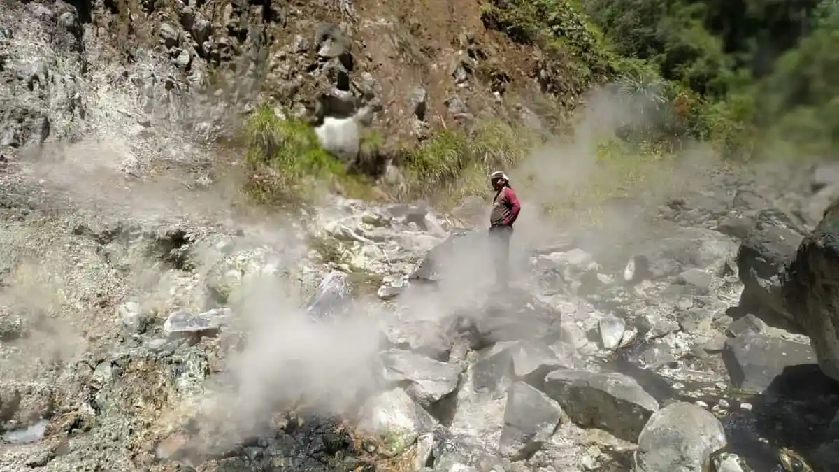 Tak Hanya Air Panas, di Lembah Kaki Gunung Kunyit Kerinci Juga Ada Air Terjun Lima Tingkat