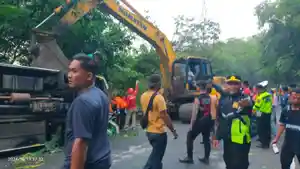 Tim-SAR-gabungan-dan-polisi-saat-mengevakuasi-bus-yang-kecelakaan.jpg