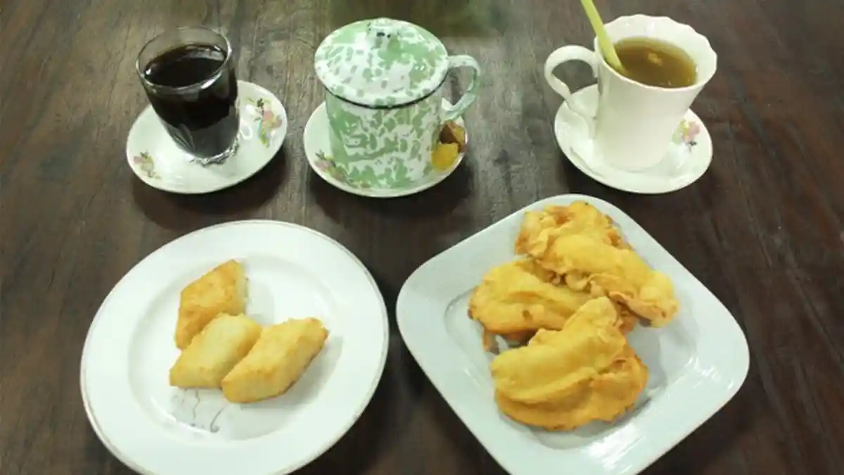 Mantapnya Menikmati Kopi Klothok dan Sayur Lodeh di Warung Bernuansa Pedesaan