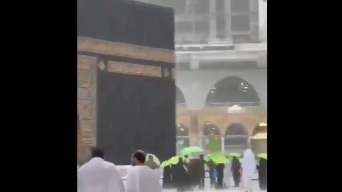 HEBOH Fenomena Alam Langka, Masjidil Haram Diguyur Hujan Es, Masyarakat Bersuka Cita Sambut Hujan