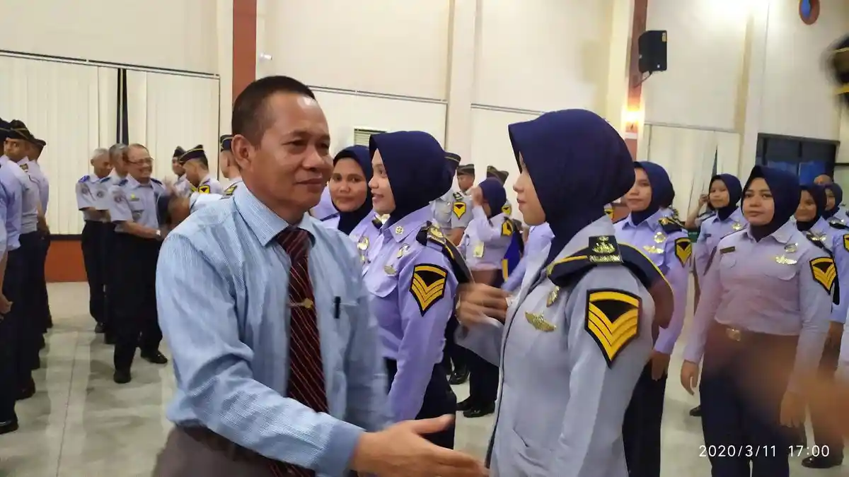 Polimarim Lepas 140 Taruna Prodi Manajemen Pelabuhan Lakukan Praktik Darat, Tersebar di 34 Instansi - direktur-polimarim-amrin-rani-se-mm-melepas-taruna-taruni-untuk-praktik-darat.jpg