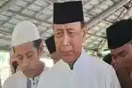 Wiranto-tak-kuasa-menahan-tangisnya-saat-jenazah-sang-istri-perlahan-diturunk.jpg