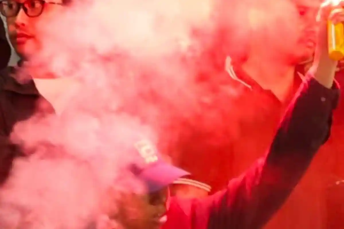 Kemenangan Heroik PSM Dinodai Flare Penonton Tak Bertanggung Jawab, Mengundang Sanksi Berat