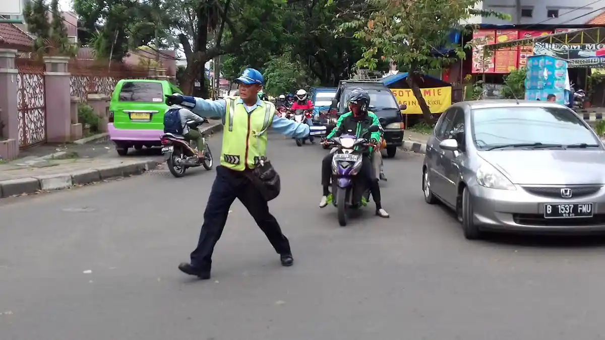 Rindu Aksi Unik Mahfud Mengatur Lalu Lintas, Datang Saja ke Jalan Ini