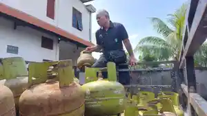 Seorang-pemilik-pangkalan-sedang-mengambil-gas-elpiji-di-tingkat-agen-di-Klungkung.jpg