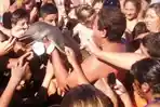 Pengunjung Pantai Antre Selfie, Bayi Lumba-lumba Langka Tewas