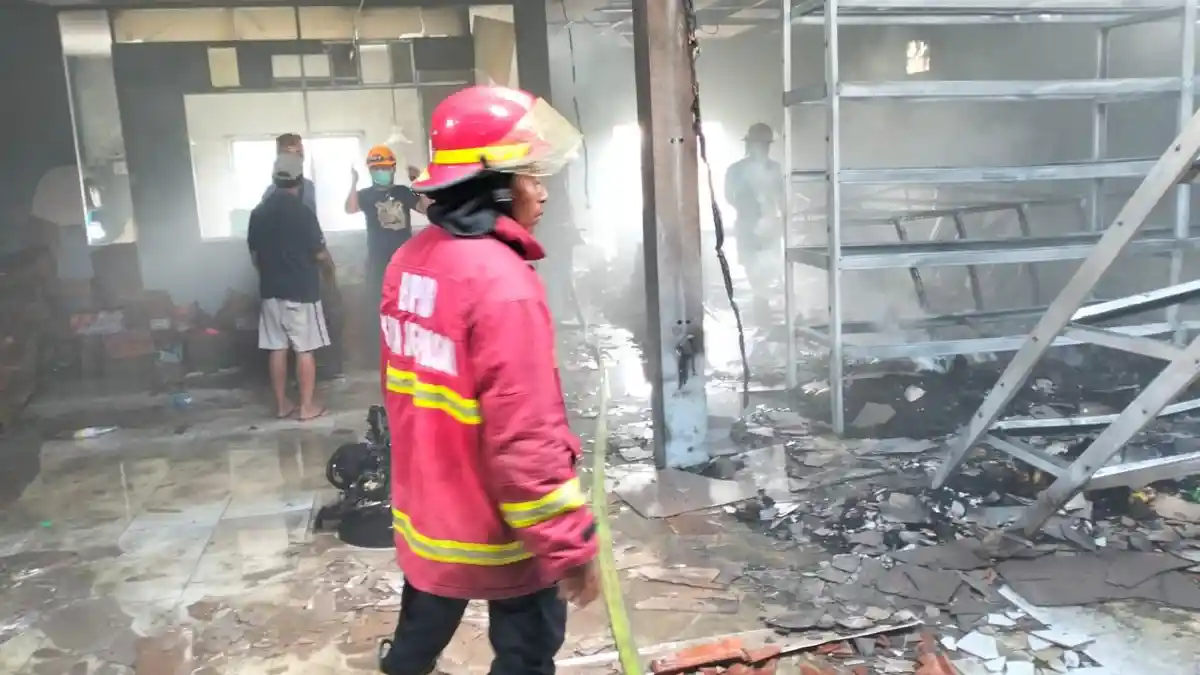 Karyawan Panik Ada Suara Ledakan, Toko Nadi Terbakar, Cindrayuni Lihat Kardus Terbang Disertai Asap