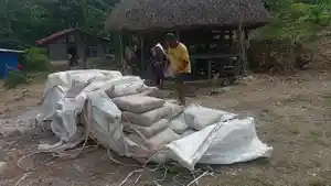 Beberapa-warga-tampak-sedang-memindahkan-bantuan-semen.jpg