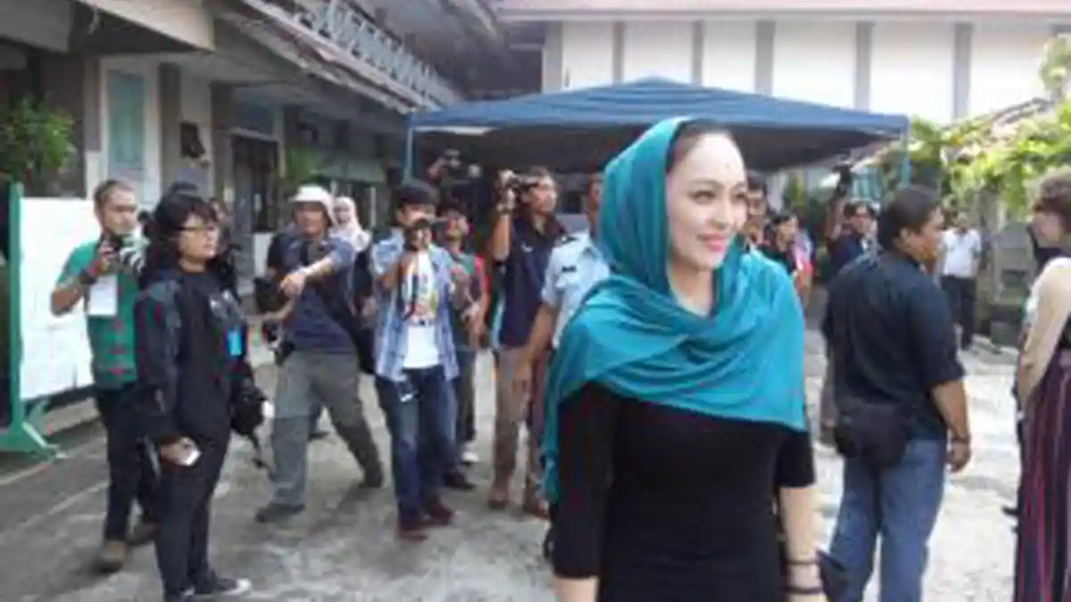 Usai Salat Ied  Angelina Sondakh Tidak Komentar