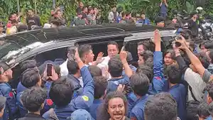 Menteri-Hukum-Supratman-Andi-Agtas-turun-dari-mobil-usai-dipaksa-keluar-oleh-massa.jpg