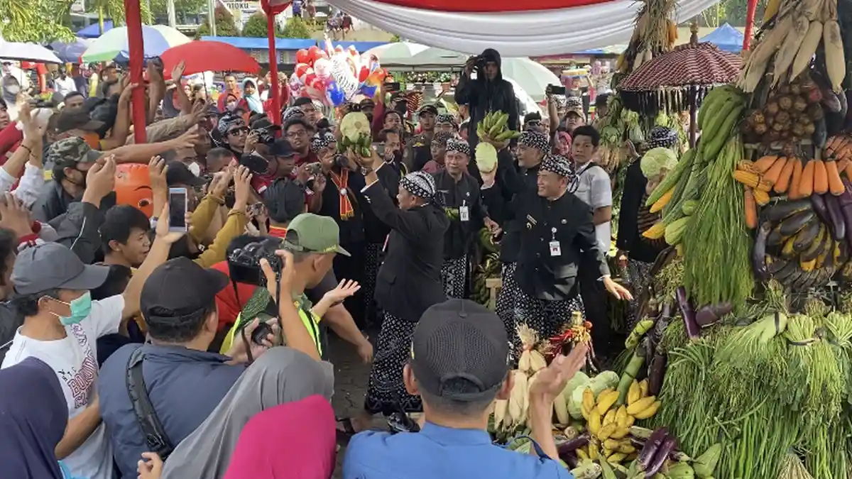 Warga Berebut Gunungan Berisi Hasil Bumi di Karnaval Budaya HUT ke-502 Kabupaten Semarang 