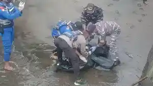 Petugas-saat-melakukan-evakuasi-terhadap-sosok-mayatce.jpg
