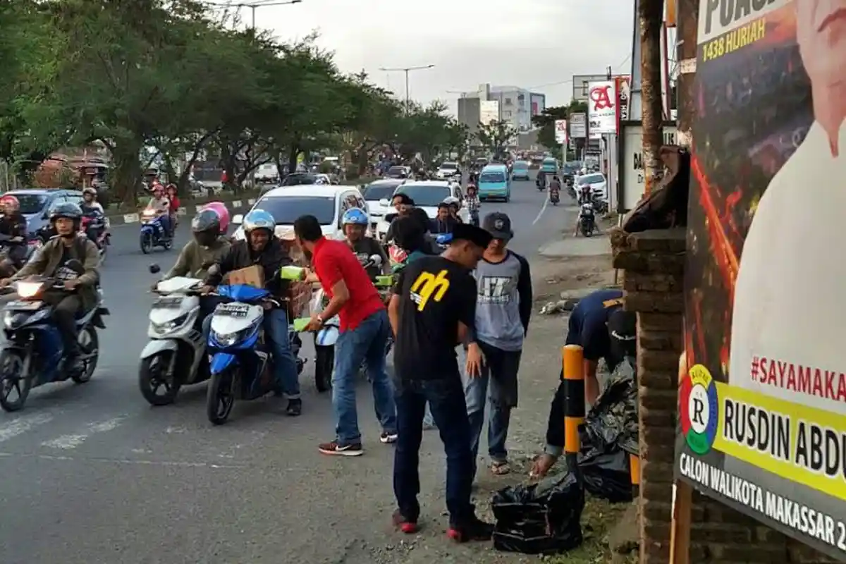 Sosialisasikan NH-Aziz, Relawan Rudal Bagi Takjil di Tamalanrea