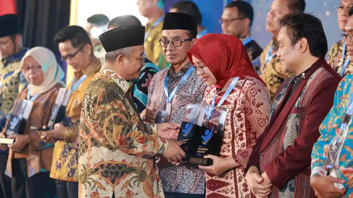Banyak Program Inovatif Pendidikan, Mendikdasmen Ganjar Dua Penghargaan pada Bupati Ipuk