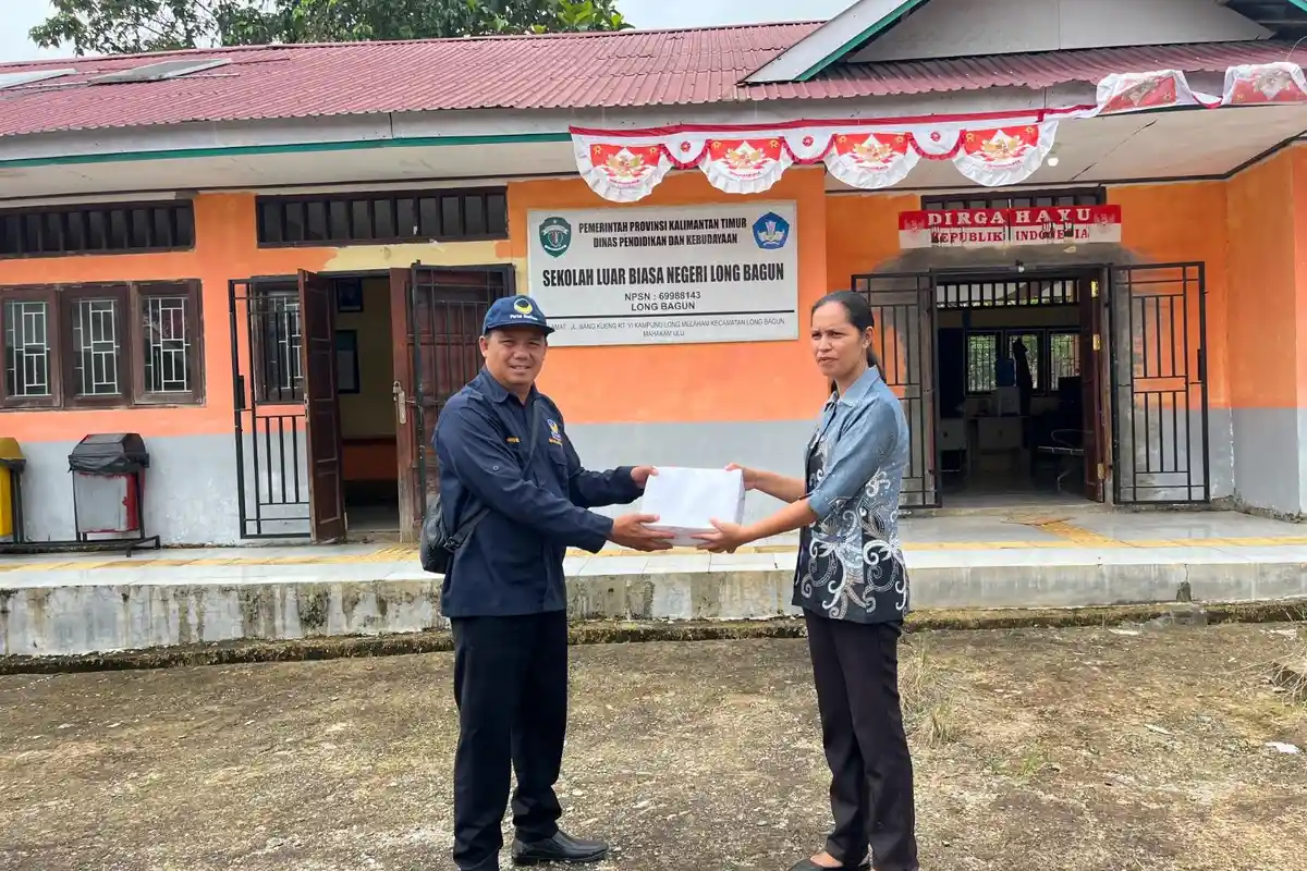 Partai NasDem Mahulu Serahkan Bantuan Seragam dan Kaos Olahraga ke SLB Negeri Long Bagun