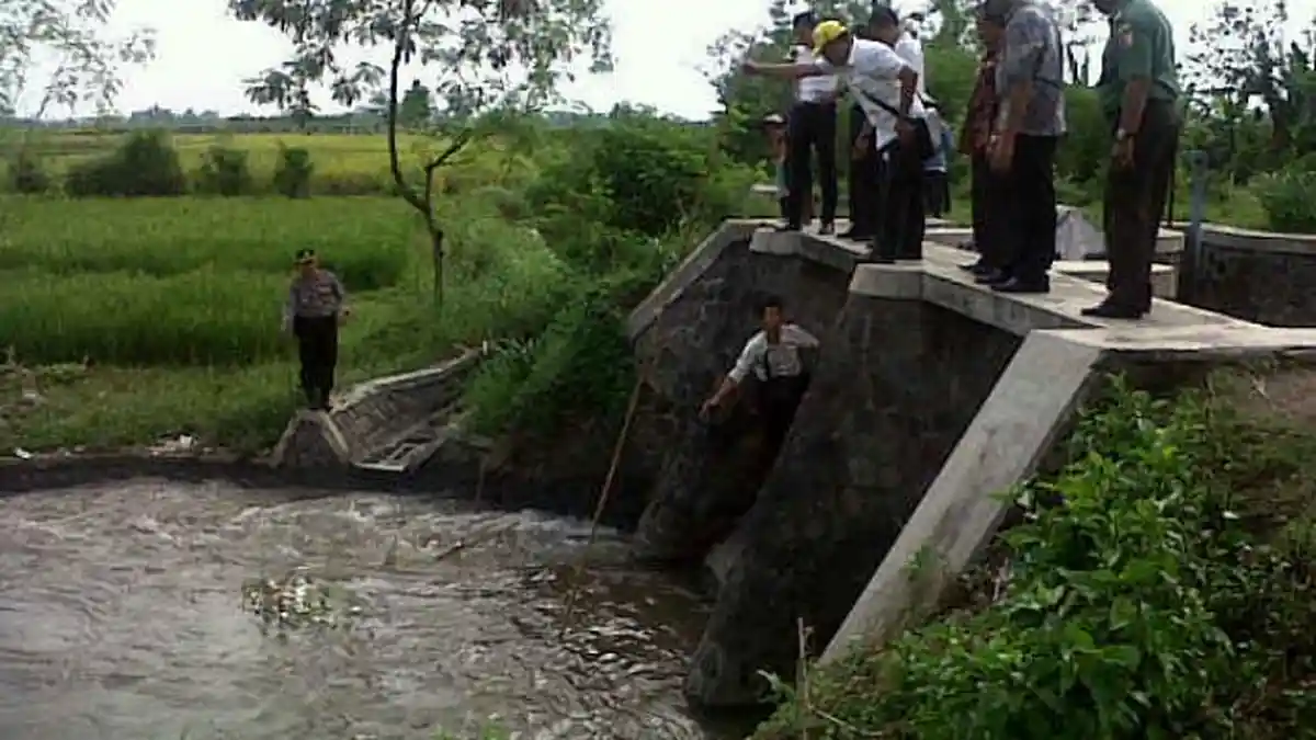 Jambret Terjatuh Tabrak Trotoar,  Lalu Lompat ke Sungai, Begini Perlakuan Massa