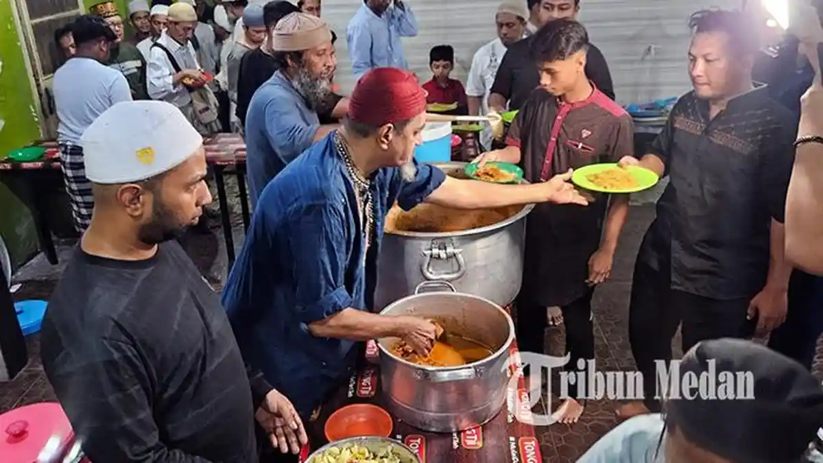 Berita Foto: Komunitas India Muslim di Medan Bagikan Ratusan Porsi Nasi Briani  - 09032025_MEMBAGIKAN_NASI_BRIANI_DANIL_SIREGARjpeg.jpg