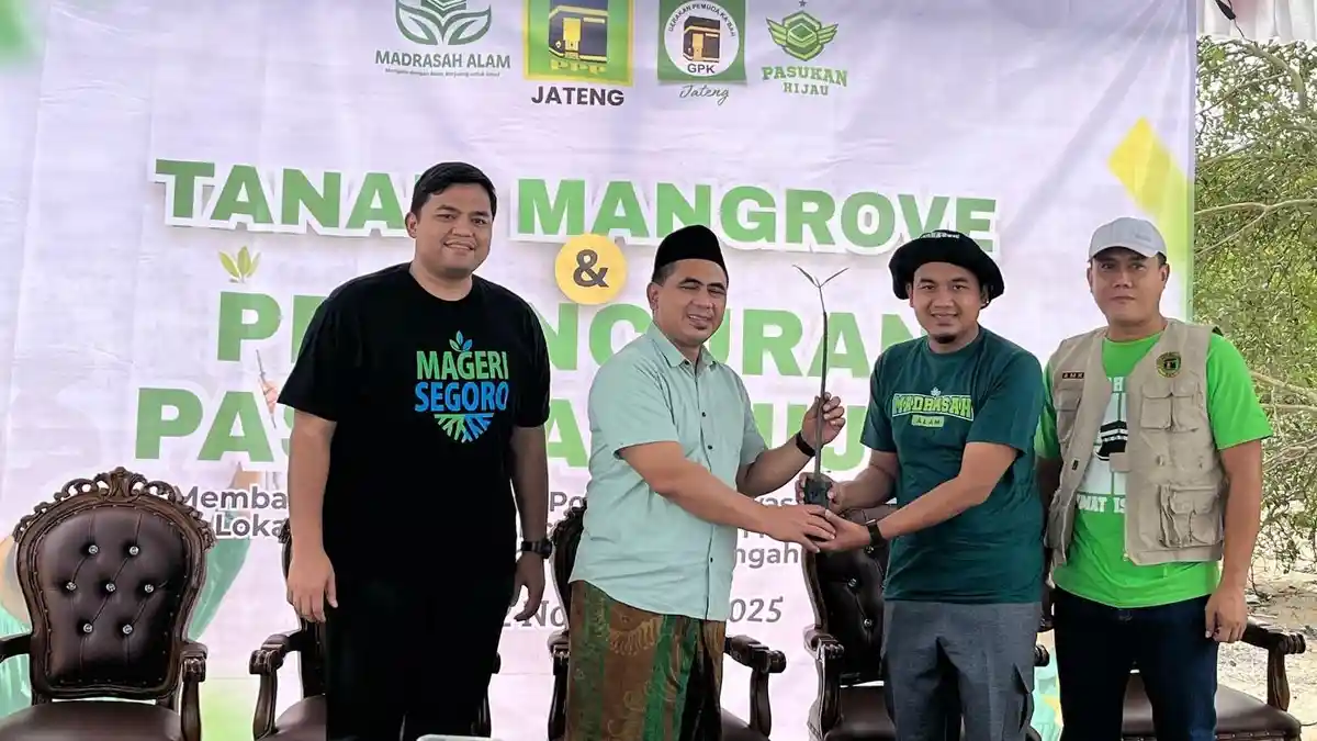 Ribuan Mangrove Ditanam di Jepara, Gus Yasin Puji Gerakan Anak Muda Jaga Laut