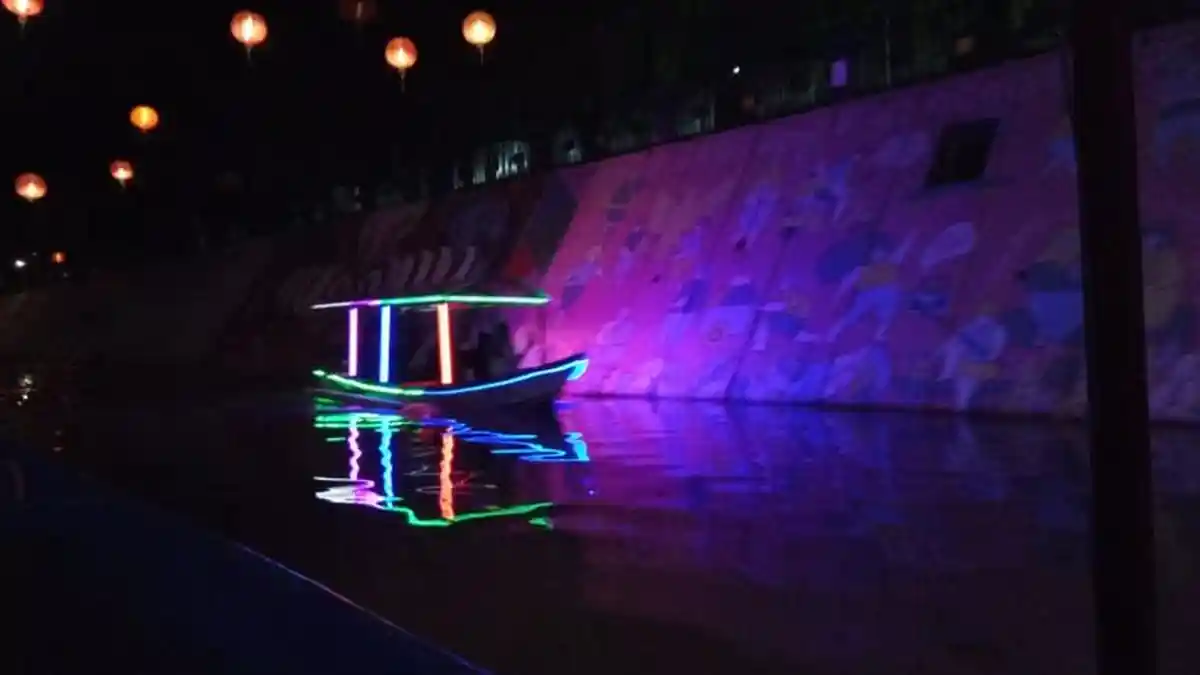Grebeg Sudiro 2020: Menikmati Naik Perahu di Kali Pepe, Wisata Malam dengan Suasana yang Syahdu