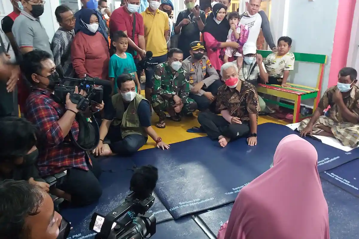 Tinjau Pengungsi Banjir Rob di Kota Pekalongan, Gubernur Ganjar: Waspada Juni dan Juli!
