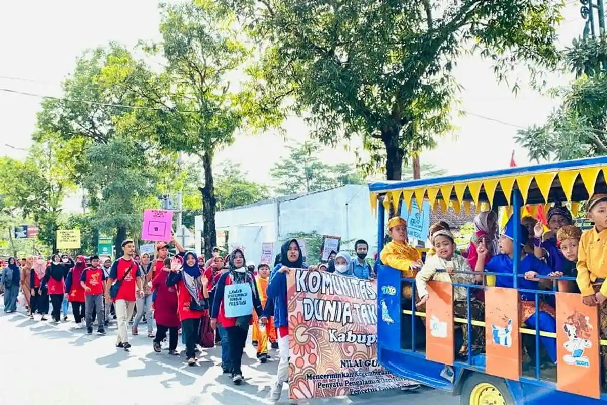 Pawai dan Penampilan Anak-anak Berkebutuhan Khusus Meriahkan Hari Disabilitas Internasional di Tegal