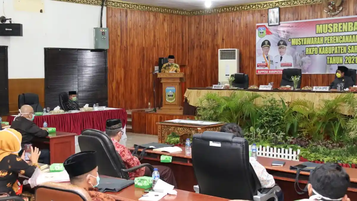 Cegah Covid-19, Cek Endra Terapkan Social Distancing Saat Pimpin Rapat