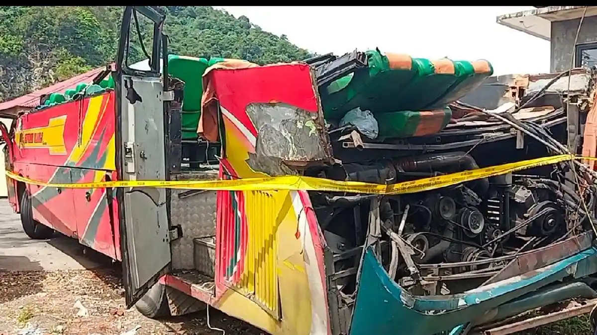 Populer Sumbar: Fakta Terbaru Bus Tabrak Fly Over di Padang Panjang, Jejak Kaki Harimau di Kab Agam
