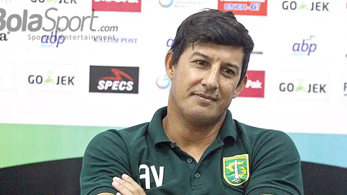 Mantan Pelatih Persebaya Menyeberang ke Arema? Ini Kata Alfredo Vera