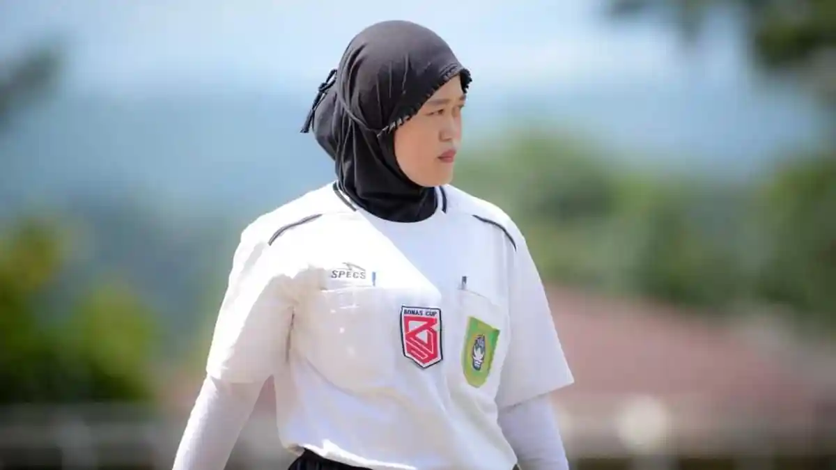 Wasit Berhijab Ini Jadi Sorotan saat Pimpin Laga Bonas Cup
