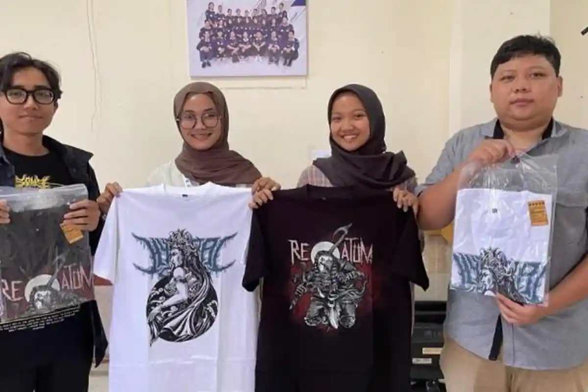 Tim Mahasiswa ITN Malang Bikin Usaha Kaus Oblong Bergambar Dewa-Dewi Mitologi