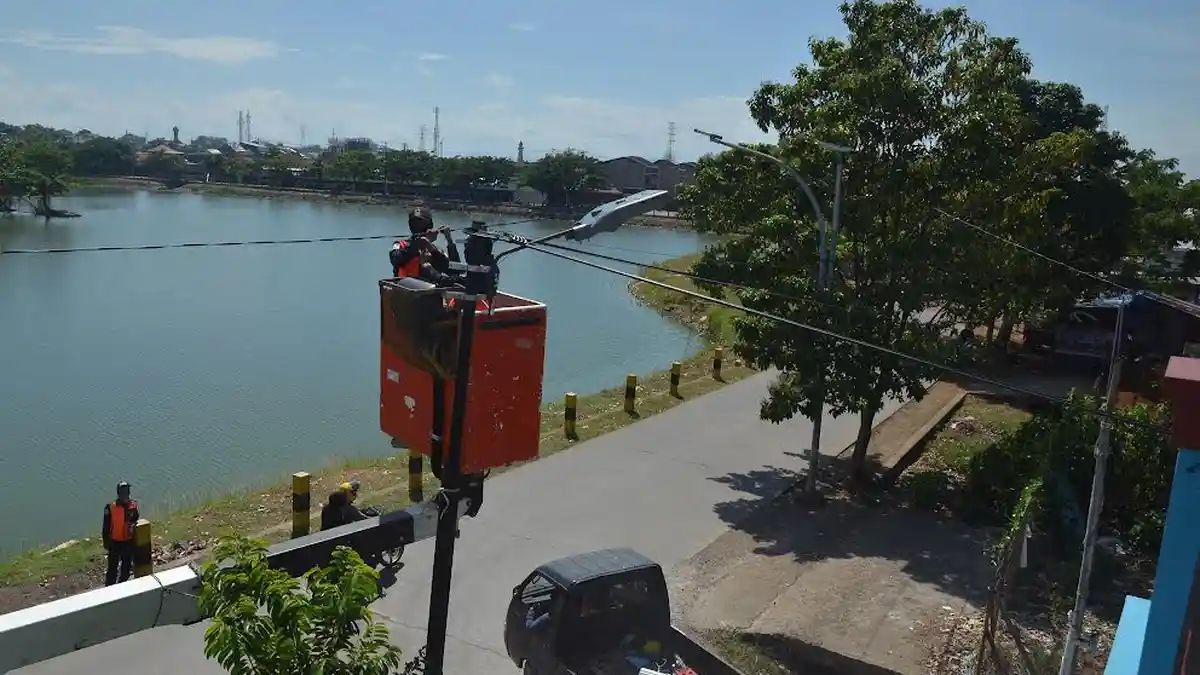 FOTO; Dinas PU Makassar Lakukan Perawatan Lampu Jalan di Waduk Tunggu Pampang - dua-petugas-dinas-pekerjaan-umum-pu-makassar-memasang-lampu-jalan-1.jpg