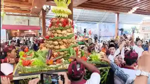 tumpeng-ketupat-cokelat-di-blitar.jpg