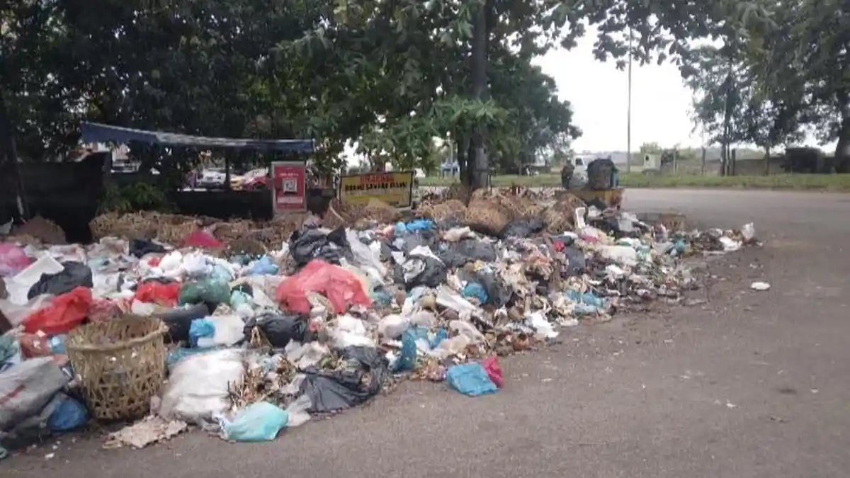 Sampah di Batam Meluber Hingga Tepi Jalan Duyung Jodoh, Warga Anggap Lumrah