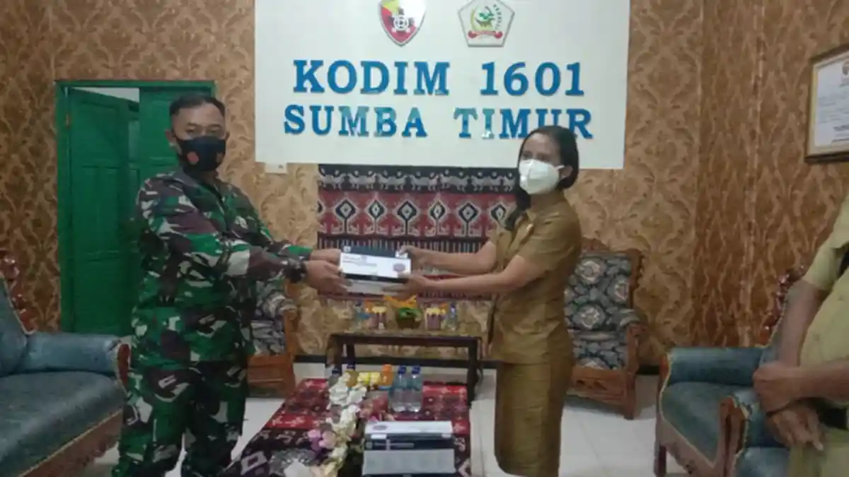 Dandim Sumba Timur Serahkan Rapid Test Antigen ke Dinkes Sumba Timur