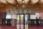Ketua-MPU-Aceh-Tgk-H-Faisal-Ali-bersama-para-juara-umum-foto-bersama.jpg