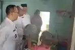 Camat-Bojongsari-Rijal-Farhan-saat-mengunjungi-rumah-warga-yang-kondisinya-rusak.jpg