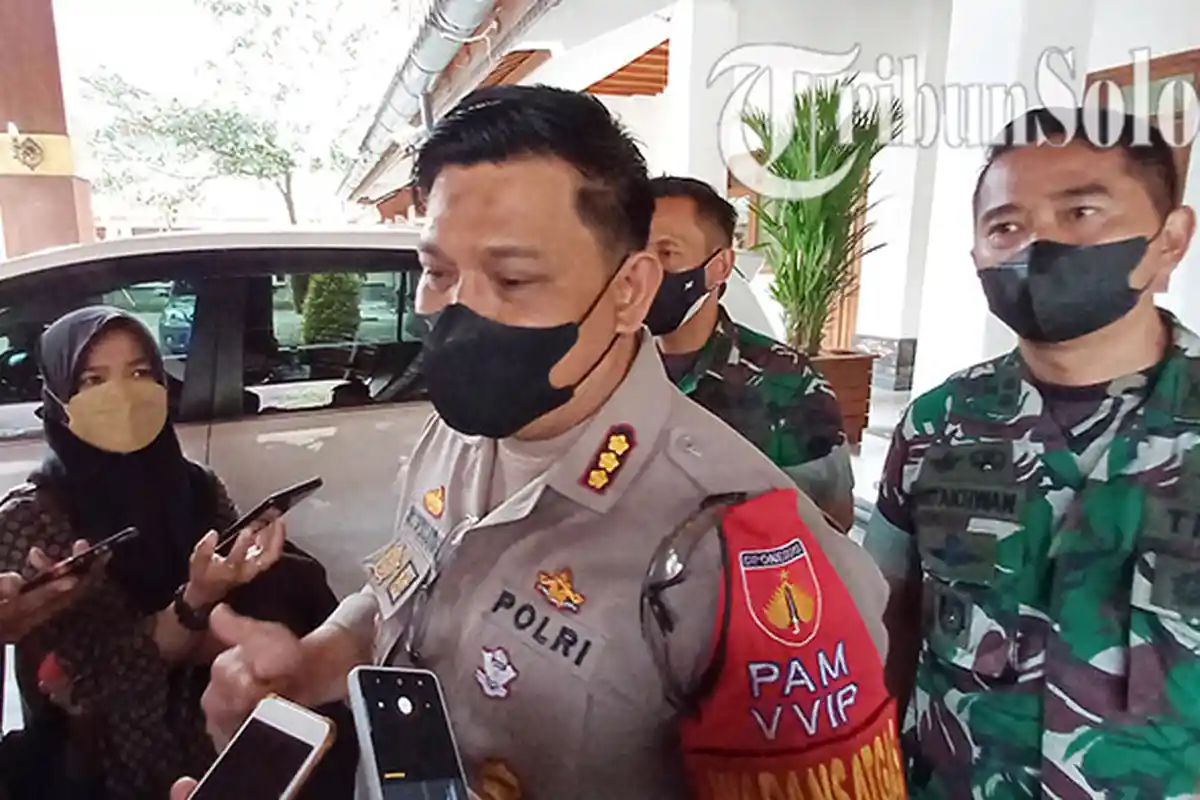 Gibran Matikan Lampion Imlek, Kapolresta Siagakan Tim Pengurai Kerumunan di Balai Kota & Pasar Gede