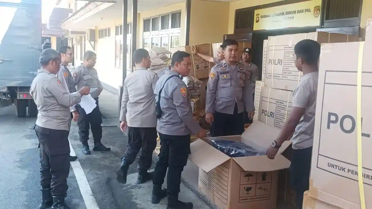 Polda Kalbar Distribusikan Logistik Personel Yang Terlibat Serpas Pengamanan Pemilu 2024