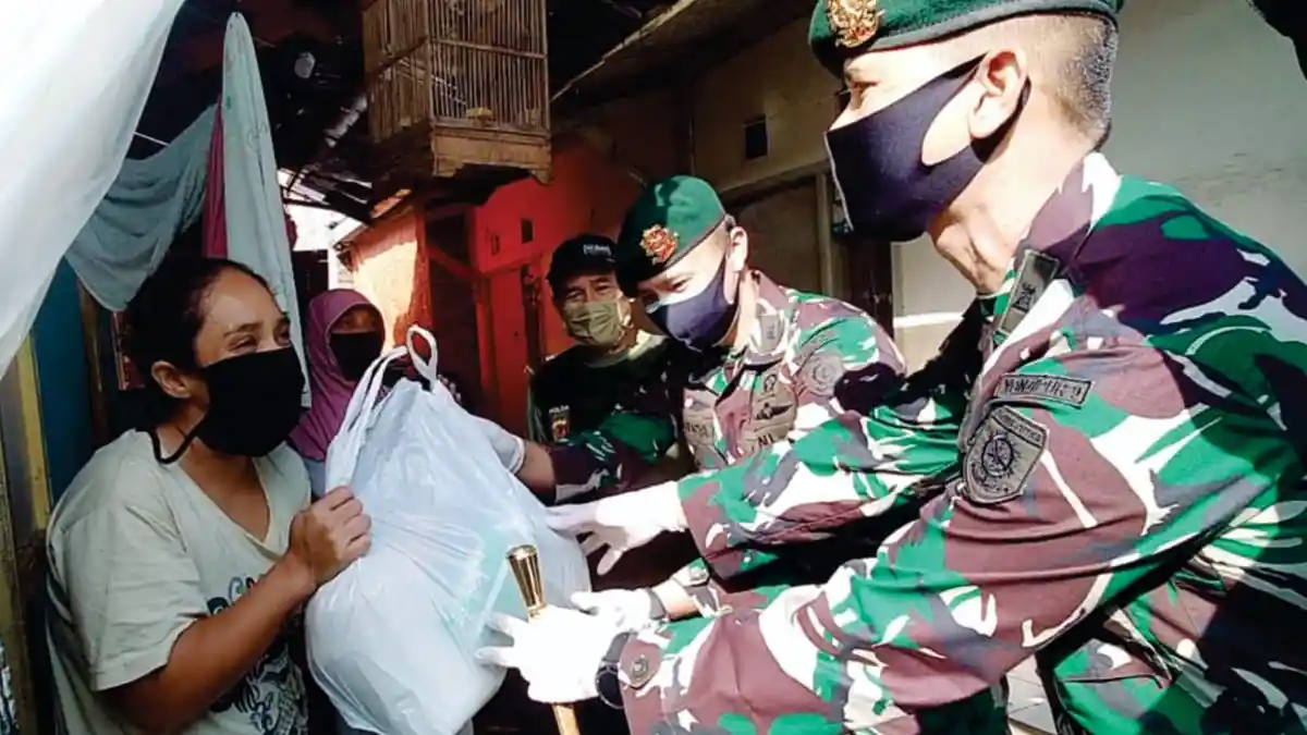 Paket Sembako Diberikan Yon Zipur 9/LLB kepada Masyarakat Terdampak Covid-19